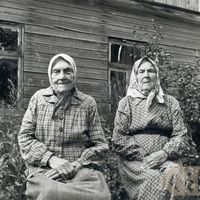 Folklore informants Zuzanna Ignotāne and Veronika Sarkane