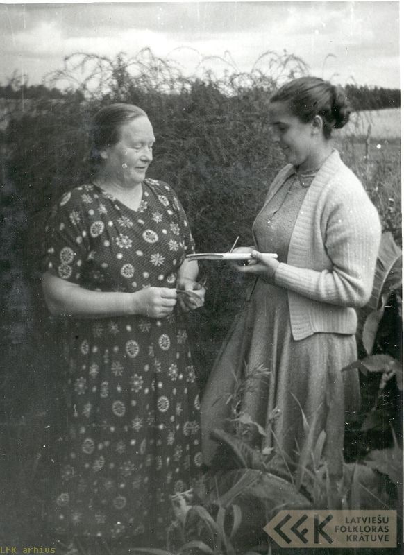 The folklore informant Staņislava Kučinska and student E.Knikste
