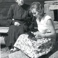 Folklore informant Leonora Tribis and student Anastasija Isajeva