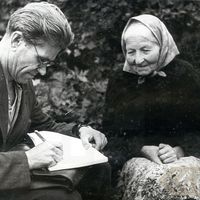 Ekspedīcijas dalībnieks Augusts Smagars un teicēja Anna Kūma