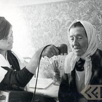 Folkloriste Anita Stelle un teicēja Olga Maže