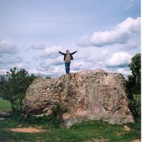 Folklorist Una Smilgaine on the grand-stone of Vandzene