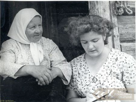 The folklore informant Veronika Bogdana and folklorist Renāte Tavare in Izvalta