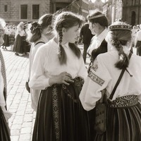 Bērnu un jauniešu folkloras pasākuma "Pulkā eimu, pulkā teku" dalībnieki Rotaļu un deju sarīkojumā