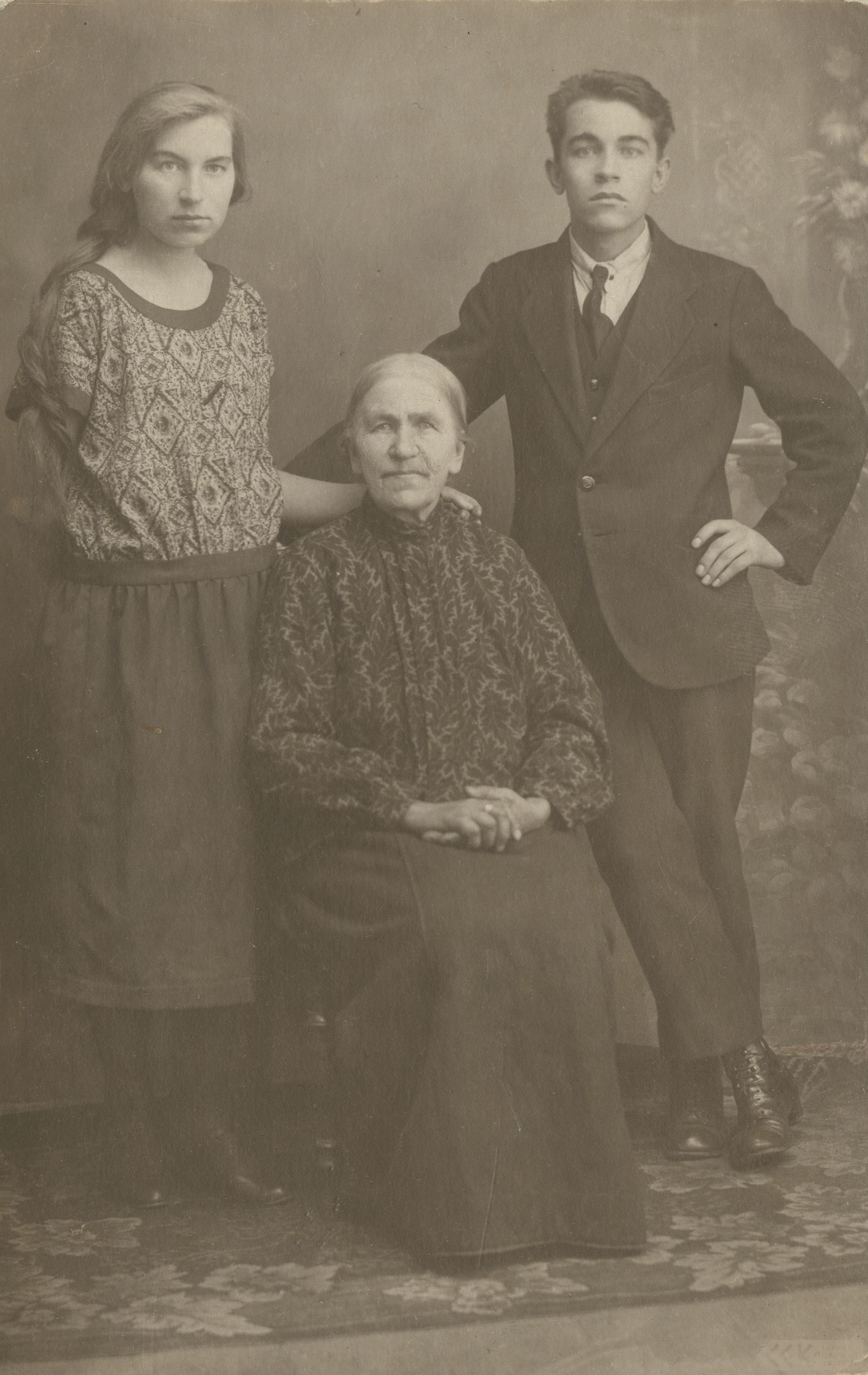 Velta Sproģe ar brāli un vecmāmiņu 