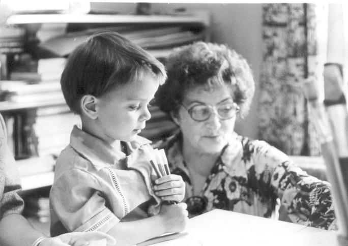 Cecīlija Dinere kopā ar mazdēlu Robertu Dineru