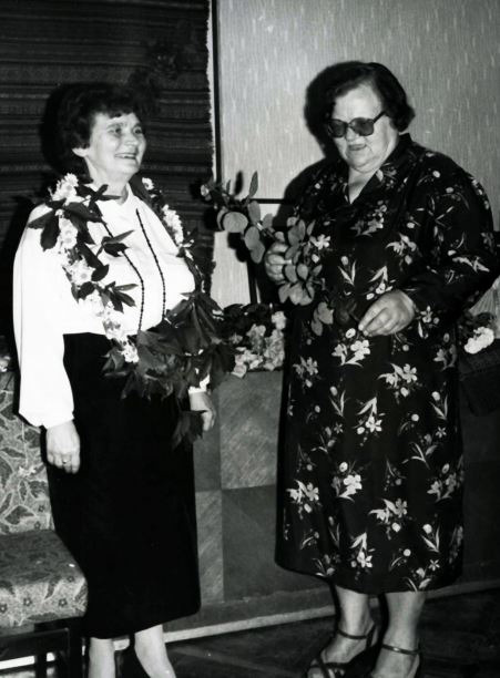 Elza Knope sveic Dzidru Vārdauni 60 gadu jubilejā. 1988. gada 6. jūnijs Zinātņu akadēmijas 12. stāva zāle