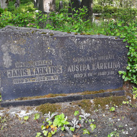 Austras un Jāņa Kārkliņu kapakmens