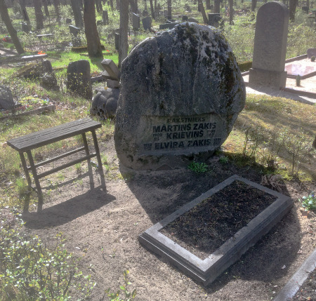 Mārtiņa Krieviņa un Elvīras Zaķes kapakmens Matīsa kapos