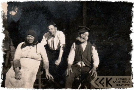 Ernests Slaucītājs ar vecākiem