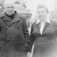 Odums Vyzuļs ar māsīcu Annu Krāslavā 20. gs. 60. gadu beigās.