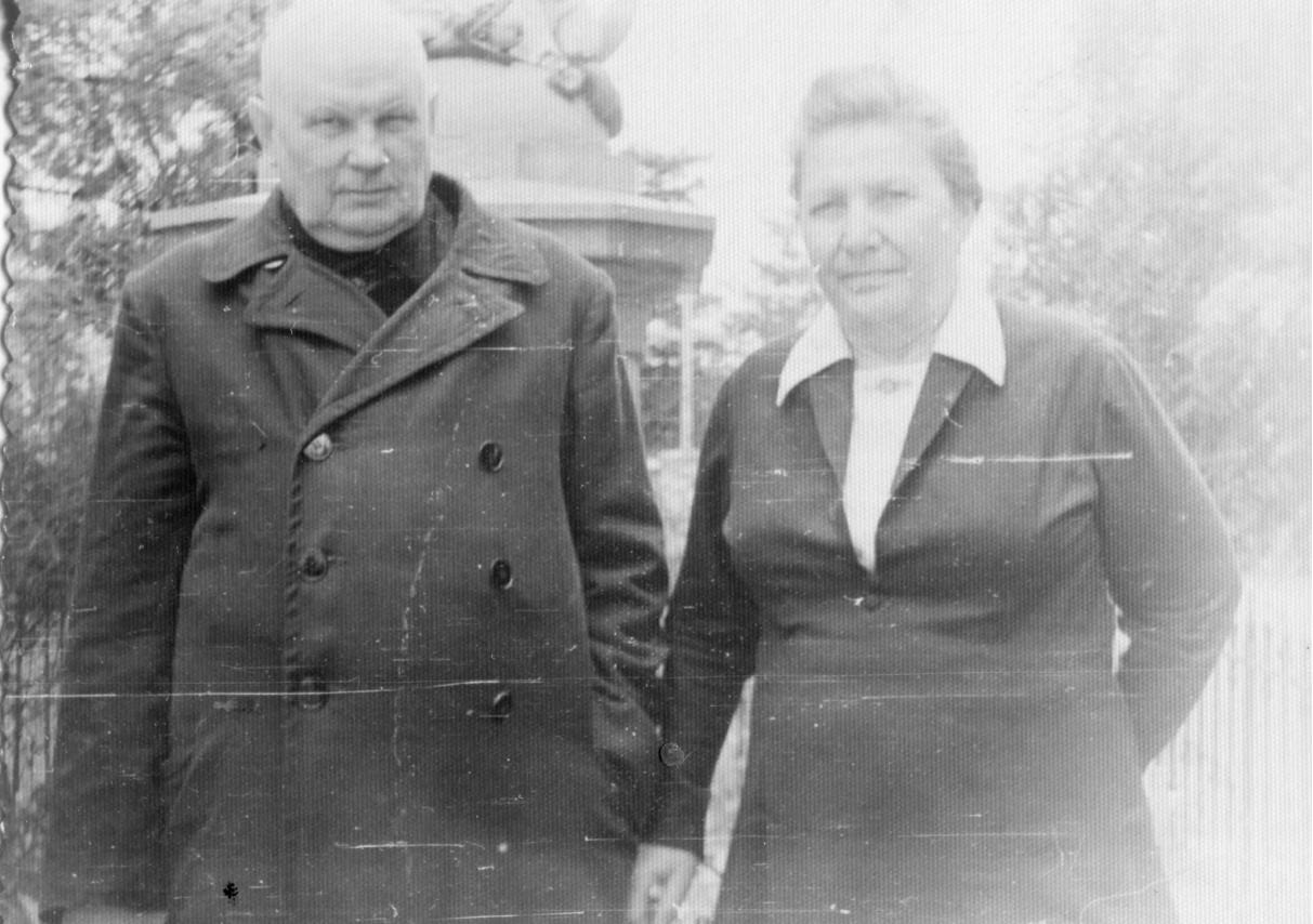 Odums Vyzuļs ar māsīcu Annu Krāslavā 20. gs. 60. gadu beigās.