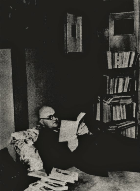 A. Čaks savā dzīvoklī Lāčplēša ielā četrdesmito gadu beigās