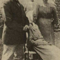 Matīss Kaudzīte ar sievu, krustmeitu un kalponi "Kalna Kaibēnu" dārzā