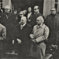Jānis Sudrabkalns un citi pie "Jāņaskolas"