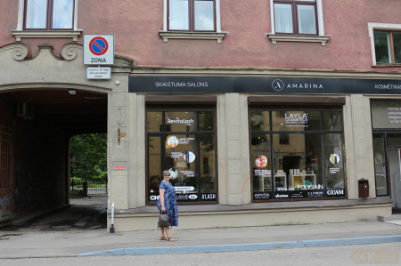 Una Balode pie ēkas Valguma ielā 20