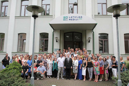 AS "Latvijas Mediji" darbinieki uzņēmuma nosaukuma maiņas ceremonijā