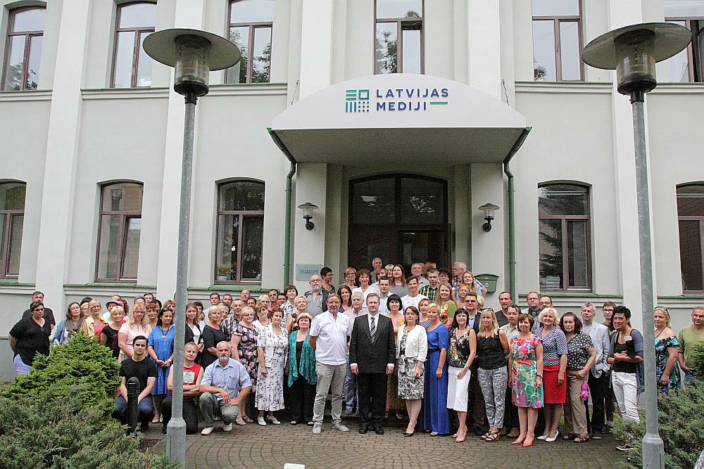 AS "Latvijas Mediji" darbinieki uzņēmuma nosaukuma maiņas ceremonijā