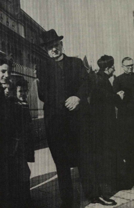 1953. gada 31. jūlijā Jezups Grišāns, pirms doties uz ASV, atvadās no savas draudzes locekļiem un labvēļiem Argentīnā 