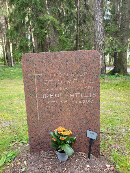 Irenes Mellis un Otto Meļļa atdusas vieta Stokholmas Meža kapos