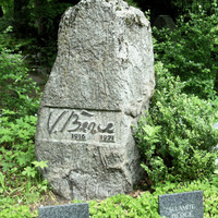 Rakstnieka Vizbuļa Bērces atdusas vieta Raiņa kapos