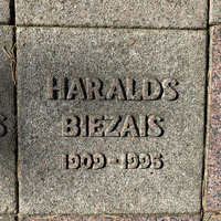 Profesora Haralda Biezā atdusas vieta Stokholmas Meža kapos