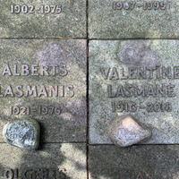 Valentīnes un Alberta Lasmaņu atdusas vieta Stokholmas Meža kapos
