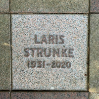 Mākslinieka Lara Strunkes atdusas vieta Stokholmas Meža kapos