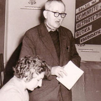 Jānis Tāle vada literārās tiesas sarīkojumu Talsu rajona bibliotēkā 1960. gados.