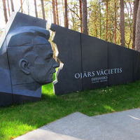 Dzejnieka Ojāra Vācieša kapa piemineklis