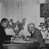 Staņislavs Ladusāns ciemos pie Vladislava Loča avīzes "Latgolas Bolss" redakcijā