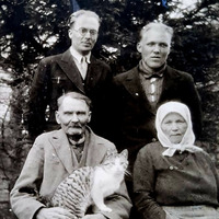 Jānis Upītis ar ģimeni